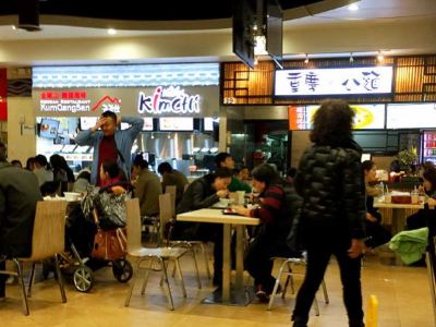 纽约新世界地下一层美食广场攻略 新世界地下一层美食广场特色菜推荐 菜单 人均消费 电话 地址 菜系 点评 营业时间 携程美食林