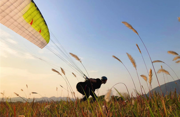 黑麋峰滑翔伞飞行体验