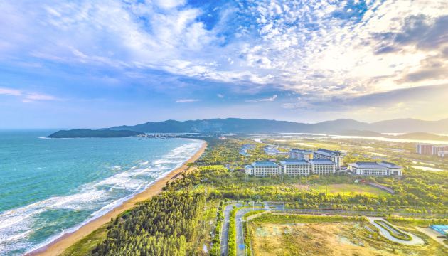 景点简介:后海村又称腾海渔村,位于海棠湾南端,皇后湾北侧,是一个纯洁