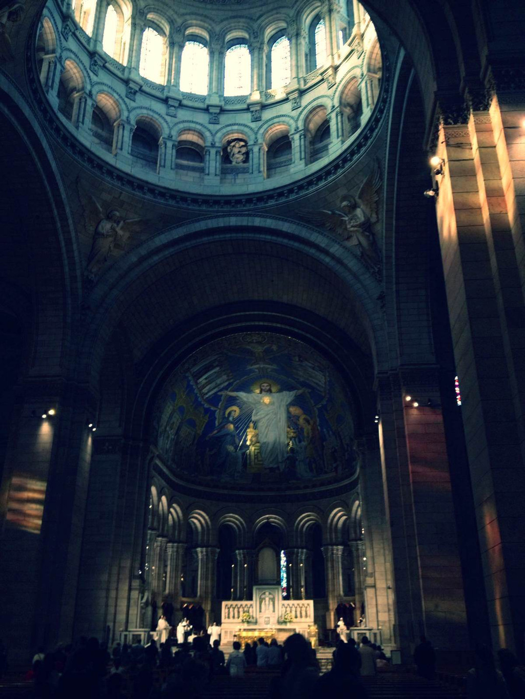 尤其是配合教堂的光影,画面最亮处为祭坛,耶稣像