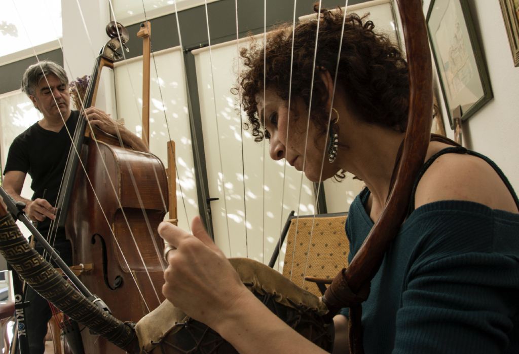 纯手工制作的阿波罗诗琴在奥运圣地为圣火奏响