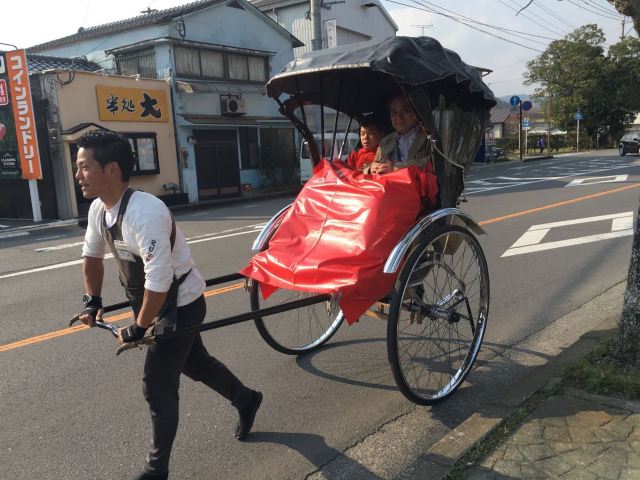 碰到了拉人力车的,剥削到处都是呀.