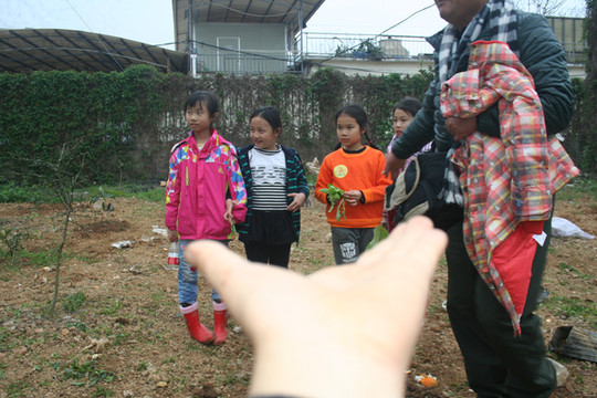 一一和同学一起种植成长树