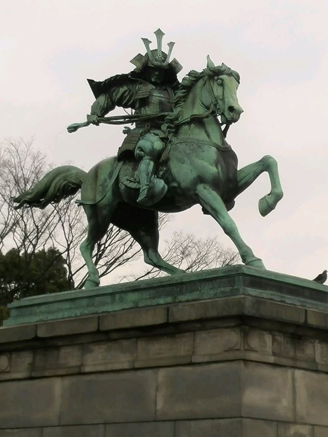 广场上树立着标志性的骑马武士青铜雕像