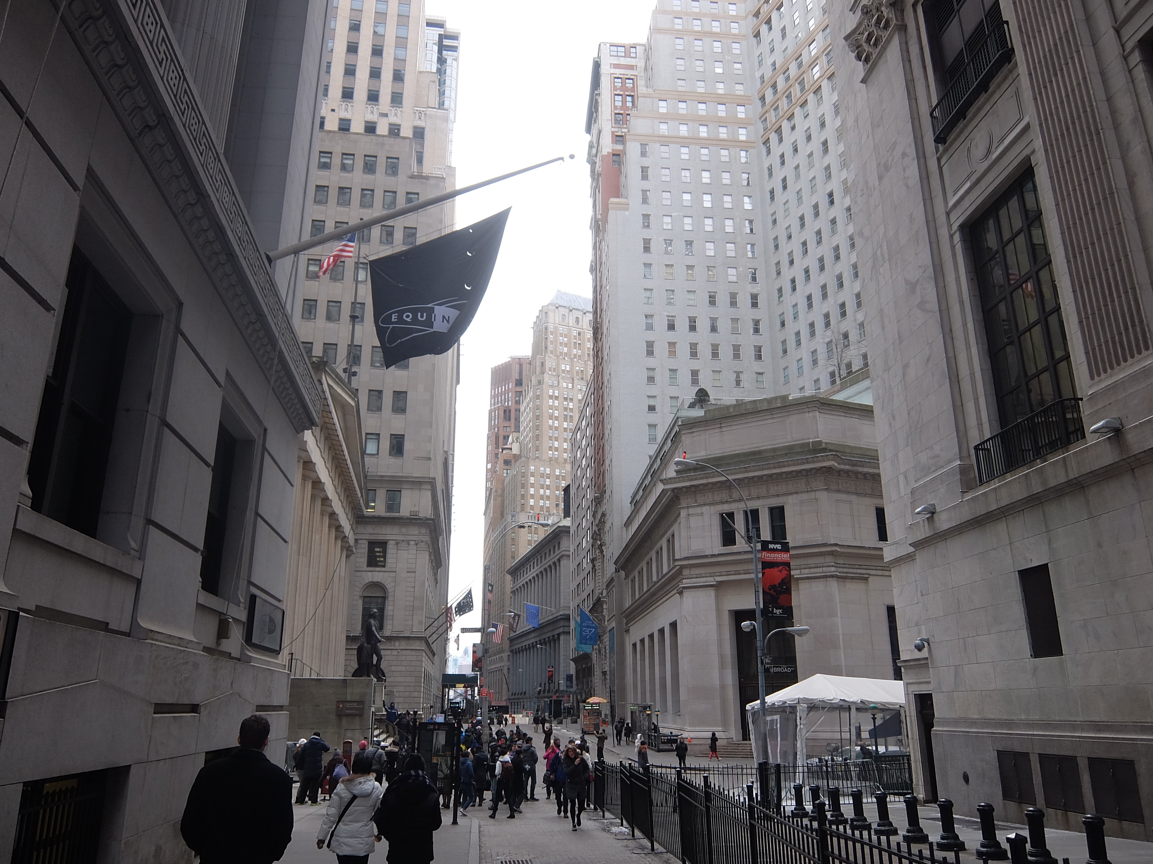 前面就是华尔街的路口了. 华尔街