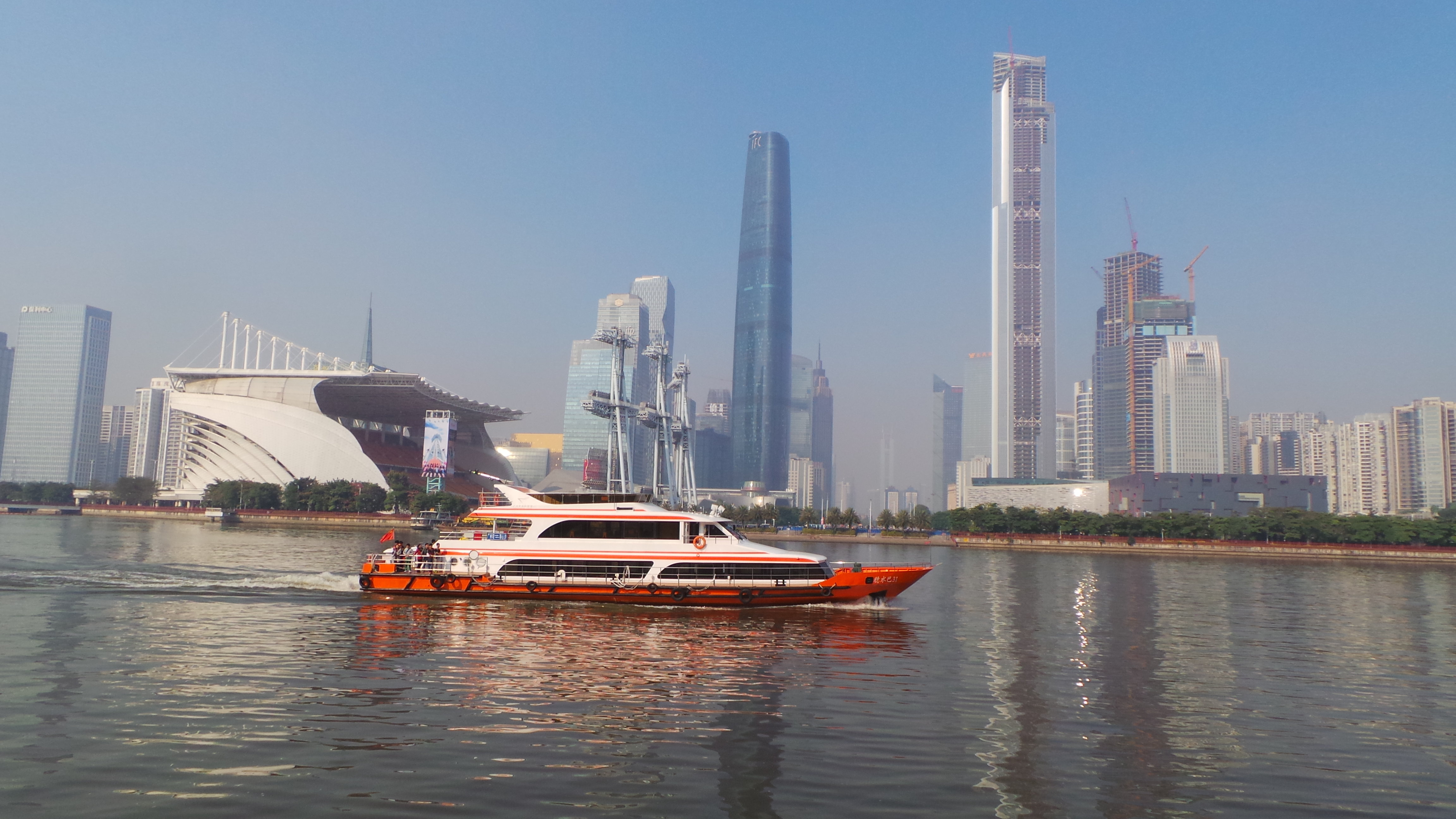 在广州塔码头搭乘水上巴士