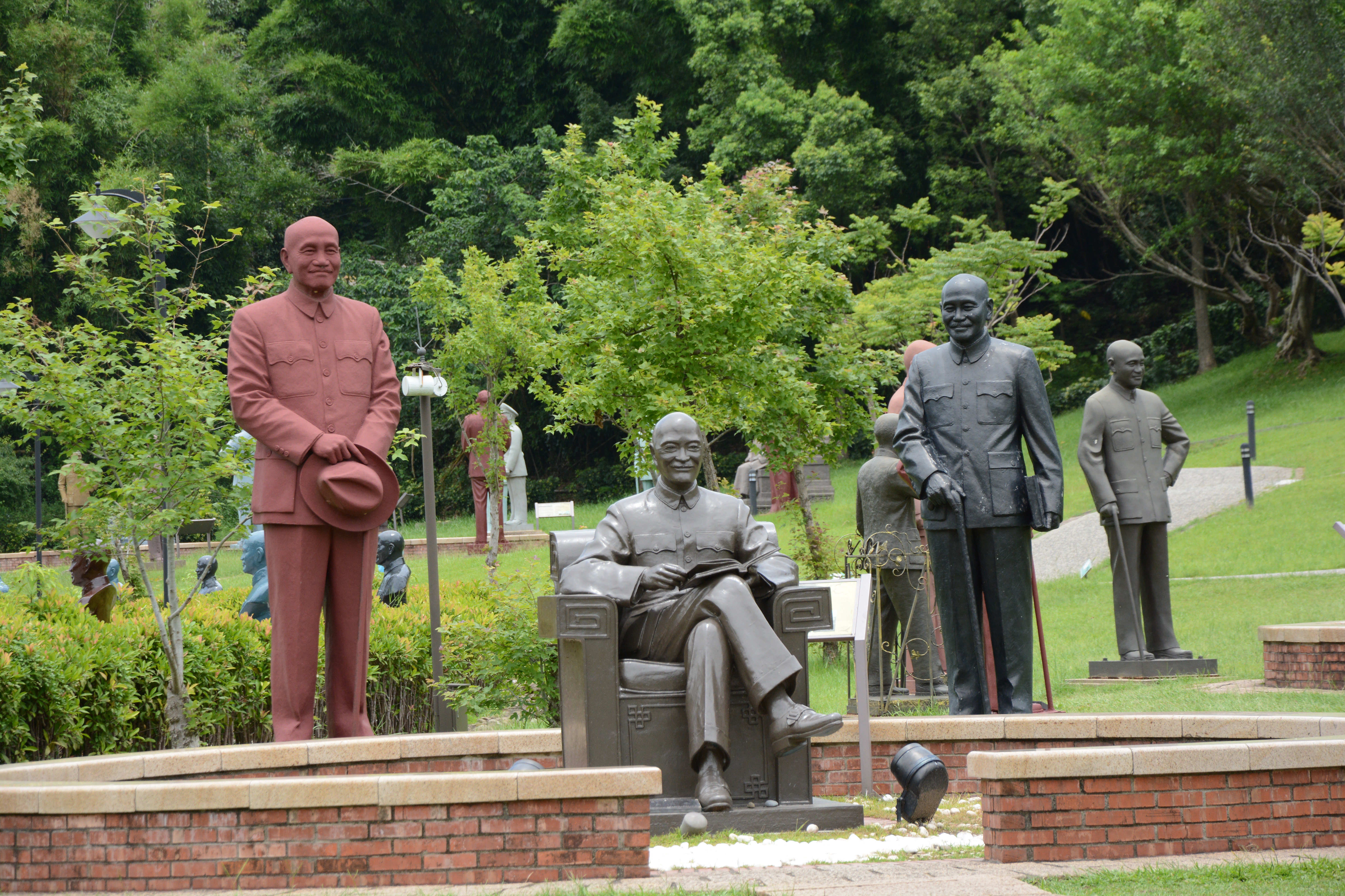 蒋公雕像. 慈湖陵寝