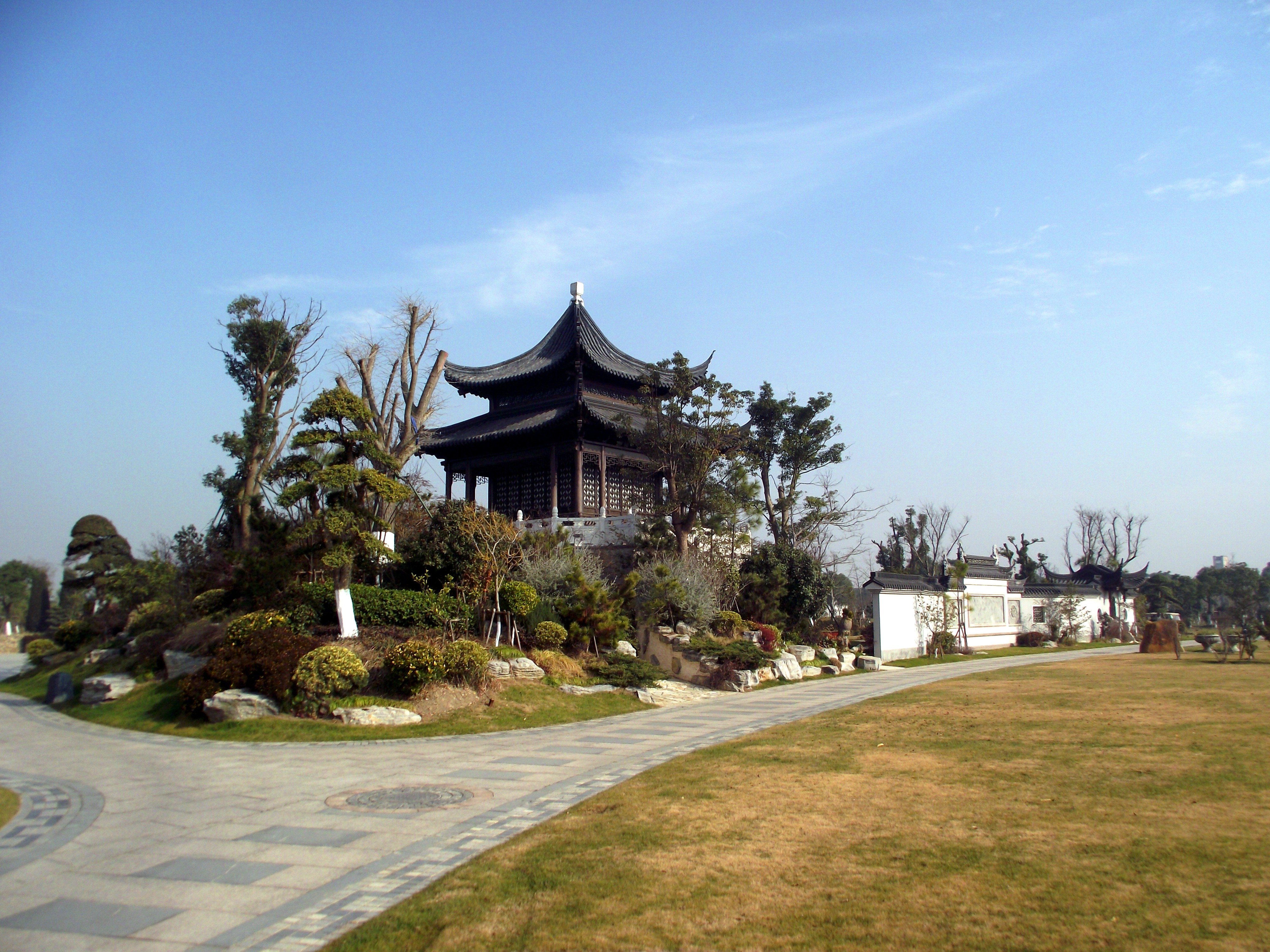 海湾园里设有上海知青博物馆,知青广场,通过参观浏览可以了解