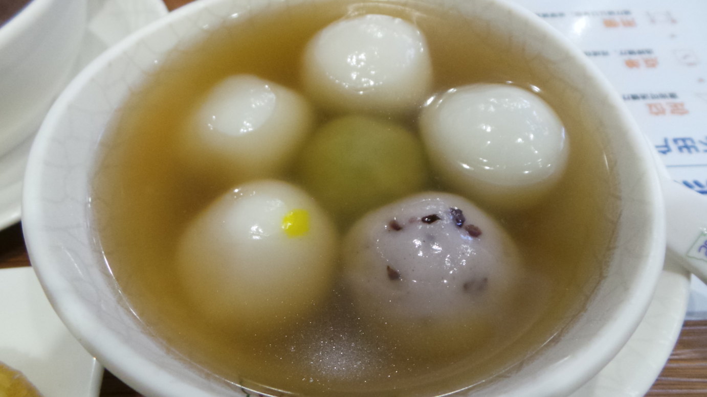 六个汤圆两人分吃,总是有没尝到的味道. 惠福路美食