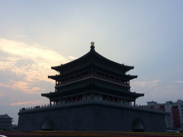 幕色下的钟楼 回民街