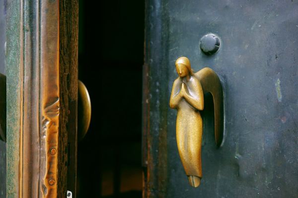 路过卡尔广场,突然看到一扇门上的把手很特别,推开们,才发现里面是一