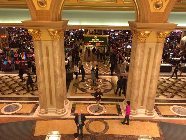 嘻嘻~~~)然后一拍想到了澳门,在携程上预订了机票和威尼斯人酒店,来一