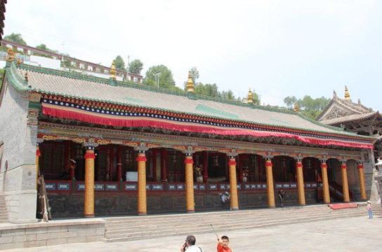 遍知殿与大经堂间的广场  檐廊下摆放了许多与塔尔寺相关的石碑.