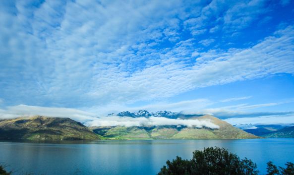 <p>蒂阿瑙湖是新西兰南岛第一大湖，也是新西兰第二大湖，四周环绕着南阿尔卑斯山脉，湖水呈深蓝色。湖泊有4处峡湾，刻画出动人的深谷地形，诉说着冰河刻蚀大地的传说。</p><p>蒂阿瑙湖将蒂阿瑙划分为两个迥然不同的地带：东面是相对平坦、田园般的人口相对较密地带，而西面则紧邻峡湾茂密树林的崎岖山地。</p><p>夏季时候的蒂阿瑙湖非常热闹，人们来此消暑，享受垂钓和游湖之乐。湖畔的步道，绿林茂盛，宛若画中美景再现，相当诗情画意！</p>