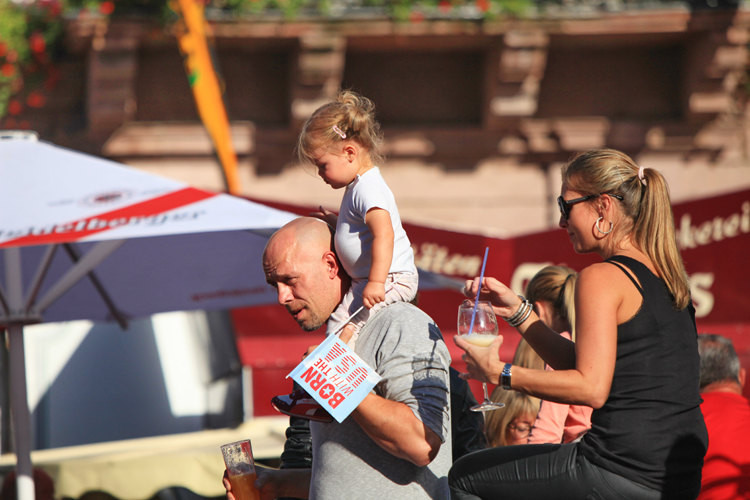 海得堡成了一个热闹的大家庭,大家一起欢唱,一起跳舞,一起喝酒,这样的