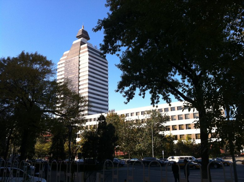 新华社的大楼远观好像一支笔.