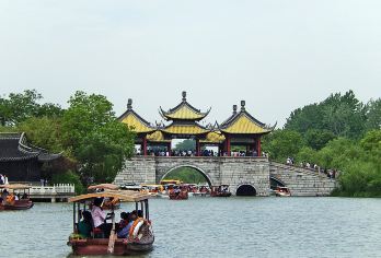 扬州瘦西湖+大明寺+东关街+个园一日游【纯玩团 天天发班】【[烟花三月下扬州]可体验瘦西湖特色摇橹船，听船娘哼唱扬州小调；】