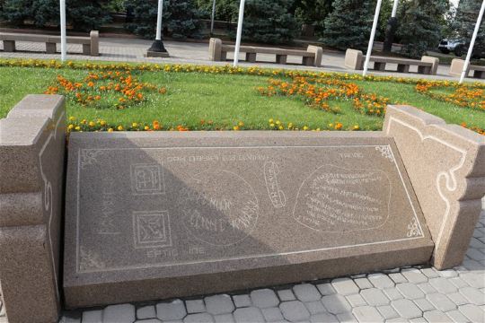 先看纪念碑侧面的花坛,有好几块大理石浅浮雕.