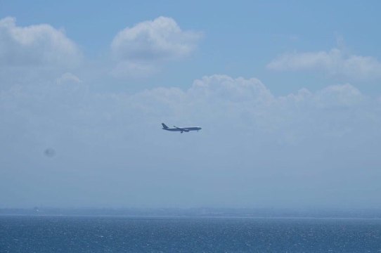 远处即将降落的飞机