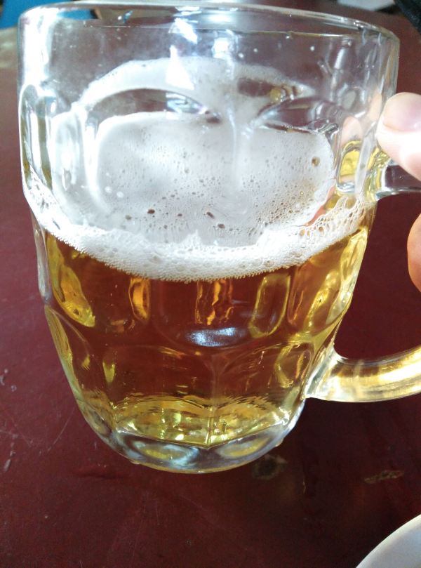 我喝酒还是比较喜欢先喝生啤酒, 然后再喝一些玻璃瓶的青岛啤酒,嘿嘿