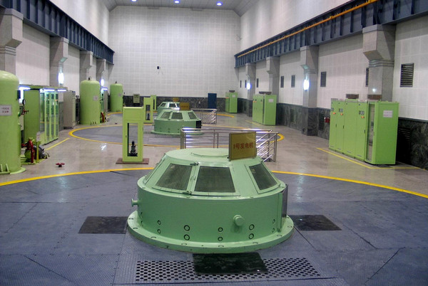 映秀湾水电站,是岷江上游的一座中型径流引水式电站.装机容量13.