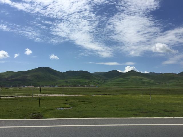 離開夏河趕赴郎木寺,一路風景都是windows的牆紙,天氣超級好.