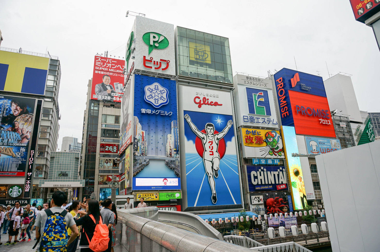 格力高超人跑起来,顶着雨也要copy&paste合影的人也是不少. 道顿堀