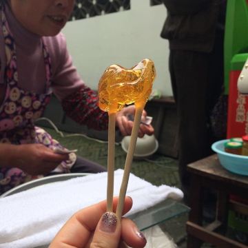 三块钱一串的麦芽糖,小时候的记忆,但是现在的糖很稀,没有以前的味道