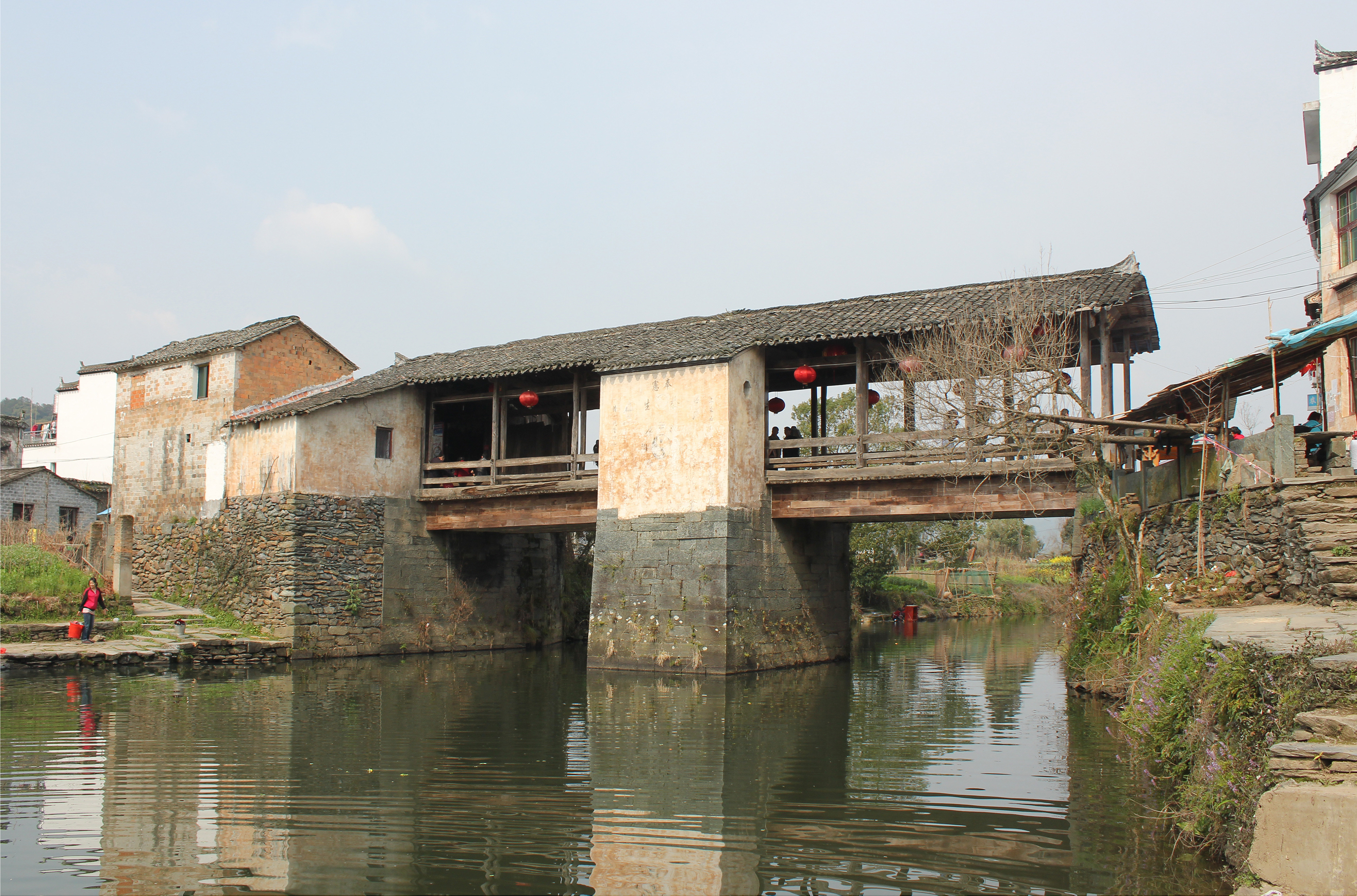 據導遊介紹:思溪延村景區是徽商文化在婺源的一個縮影,村中古建築多以