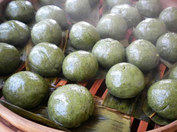 青据说也叫鼠鼬草,正因为这个青,临海的青团有一种不同于其他地方青团