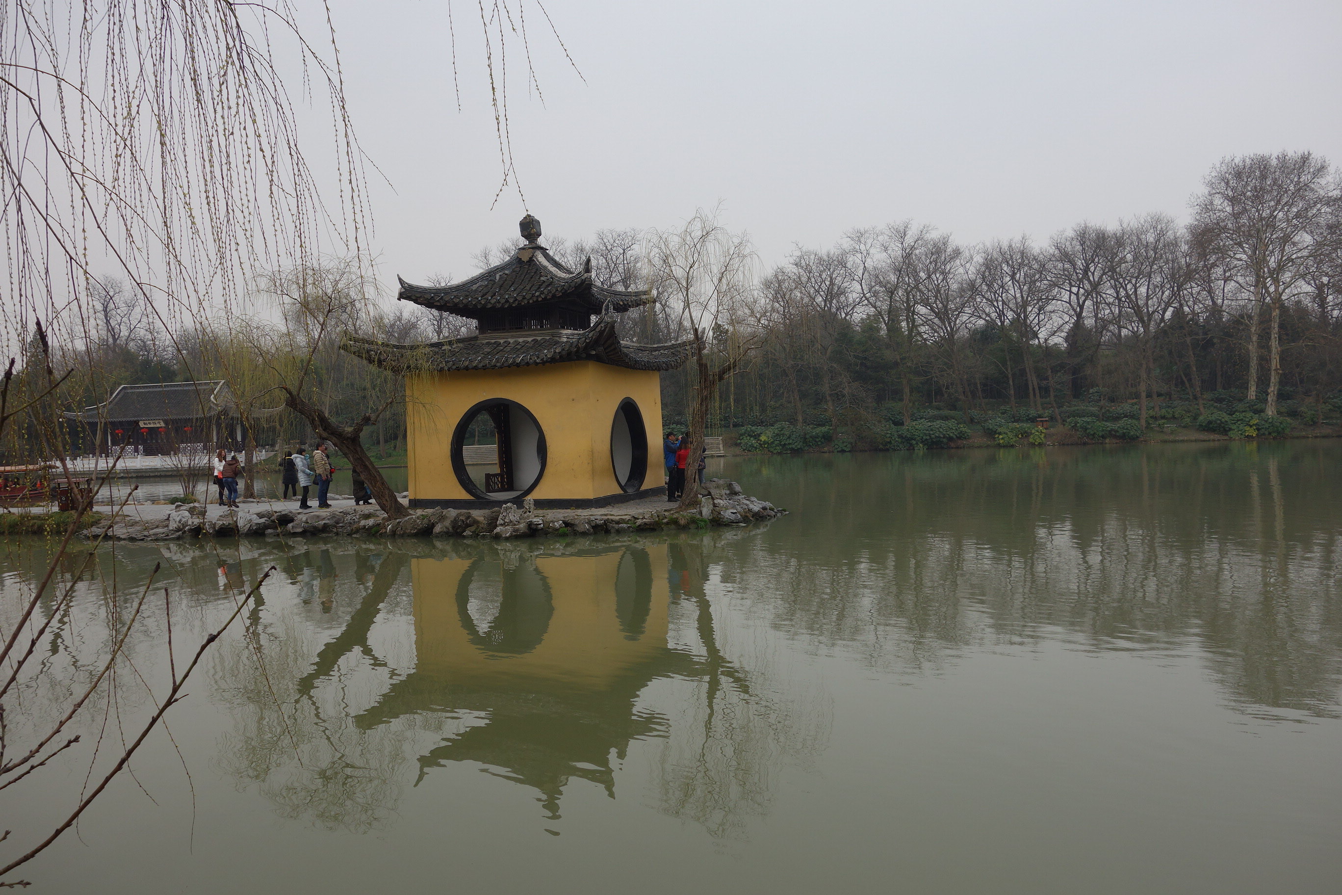 湖對岸看釣魚臺,水中倒影更婀娜. 瘦西湖