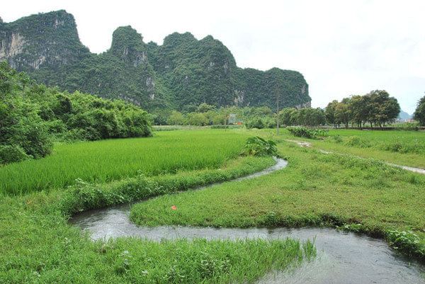 在公路上是看不到这条弯弯曲曲的河流的,从山洞暗河中流出来的小溪划 