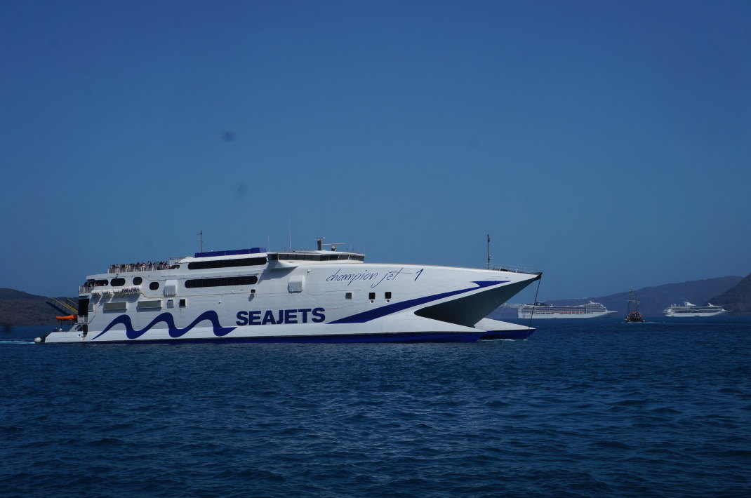 圣托尼里岛至米克诺斯岛的喷射船 渡轮