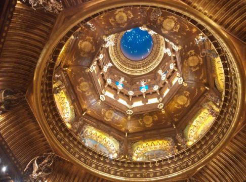 梵宫内部各建筑空间独立且互相贯通,由门厅,廊厅,塔厅,圣坛,三传会议