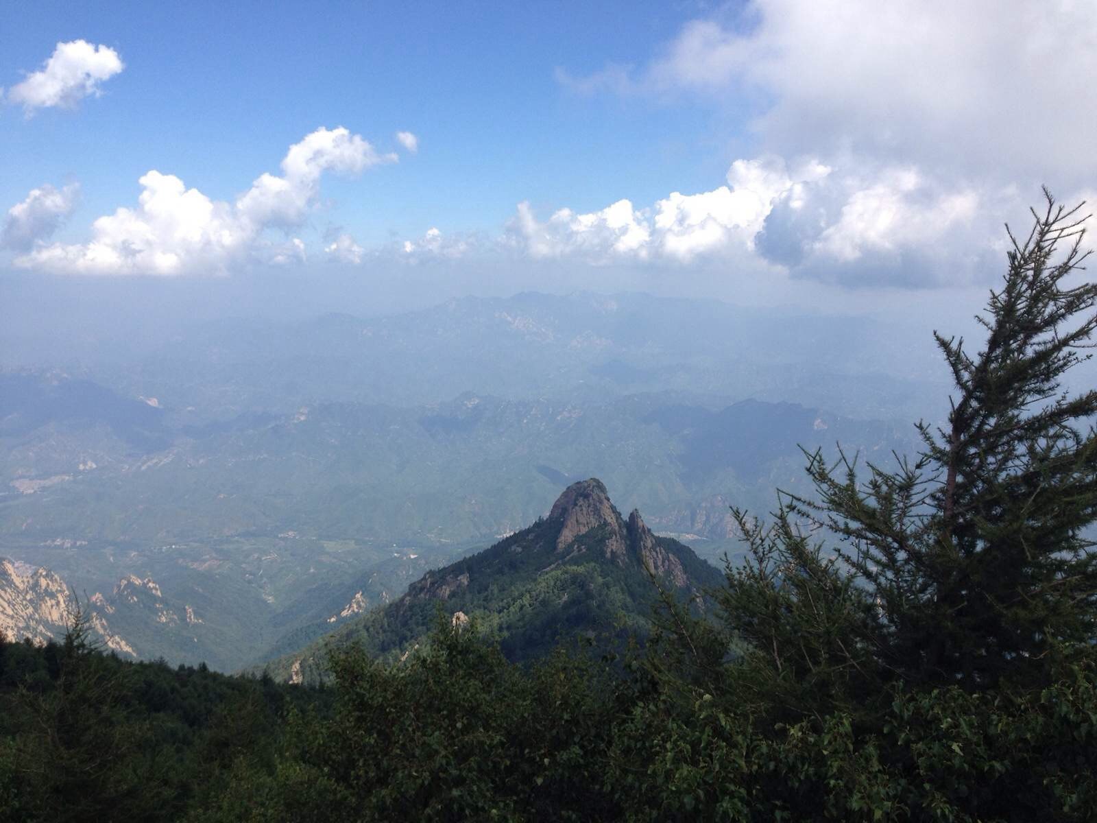 向頂峰邁進!徒步中… 霧靈山風景區