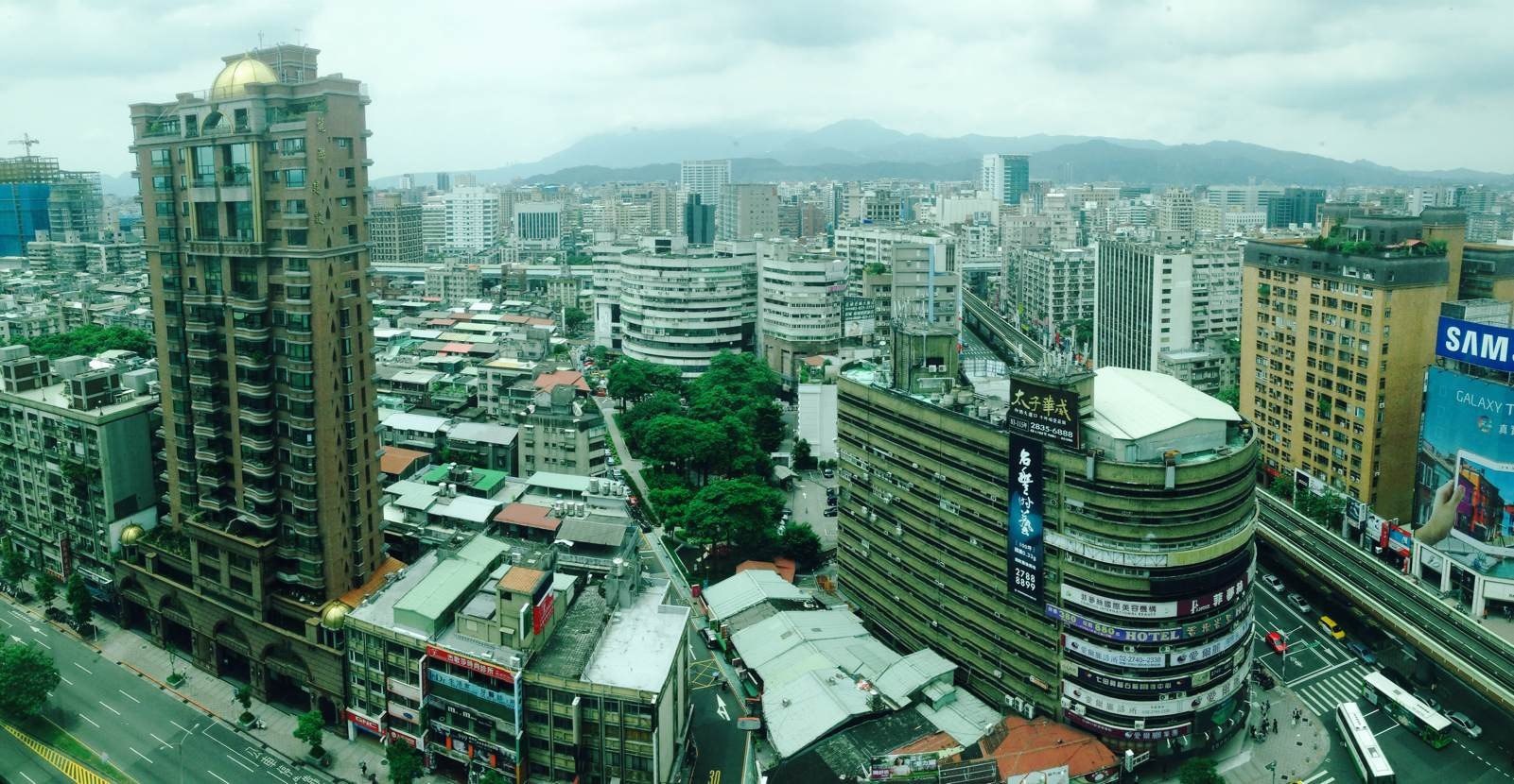 臺北市區全景,也算是在除了101上看到了~ 太平洋崇光百貨(忠孝館)