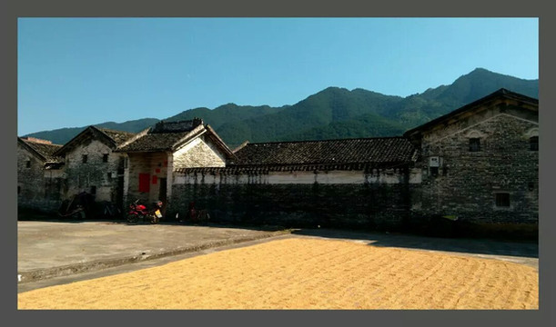 途中经梁村镇,在残存的老街走了