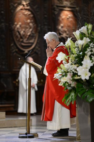 进来没多久就有工作人员拉起一个小通道,红衣主教走过来给信徒做弥撒.