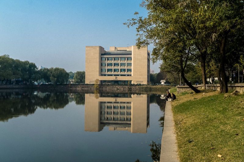 建筑学院-呵呵,公司许多同事的母校.旁边的柱式详见右图. 天津大学