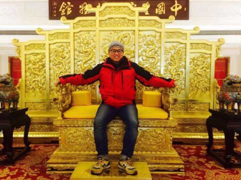 现场提供龙椅拍照 还有打扮格格的服务人员