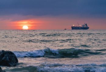 北海涠洲岛一日游【精品游 玩八大景点/全岛接行程自由】【（费用透明）无购物纯玩游，往返船票门票，环岛景区接送观光服务！】