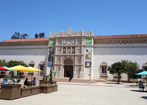 感受巴尔博亚公园的艺术气息,可以直接去 美术馆.