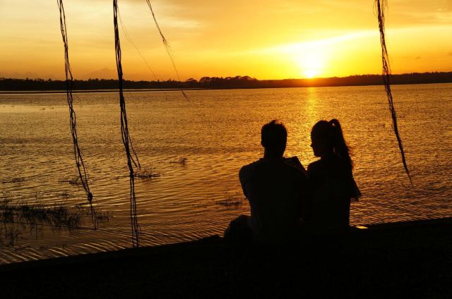一对英格兰情侣坐在湖边欣赏落日,他们无意闯入我的镜头中,你不觉得有