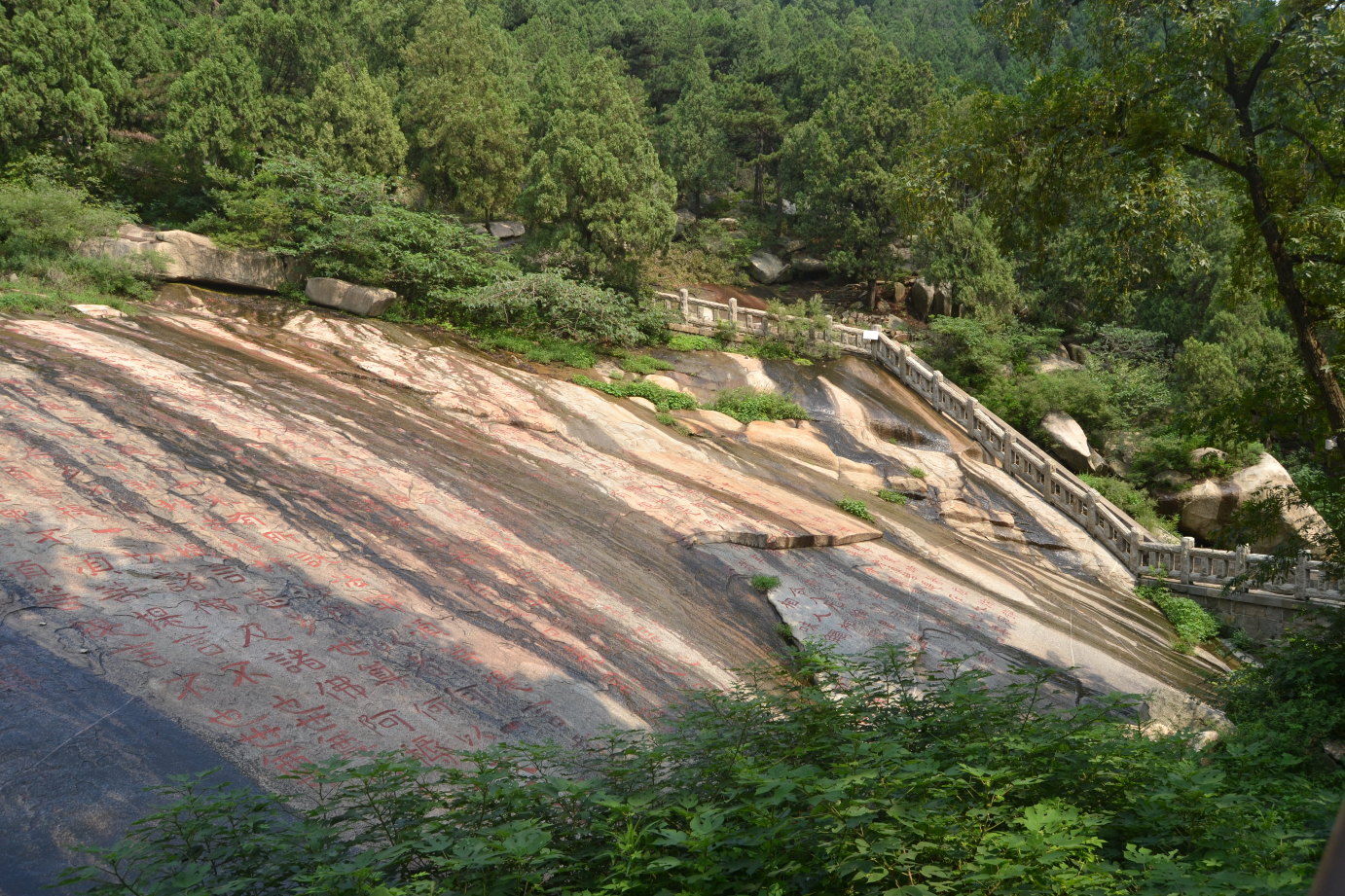 刻着经文的石头. 经石峪