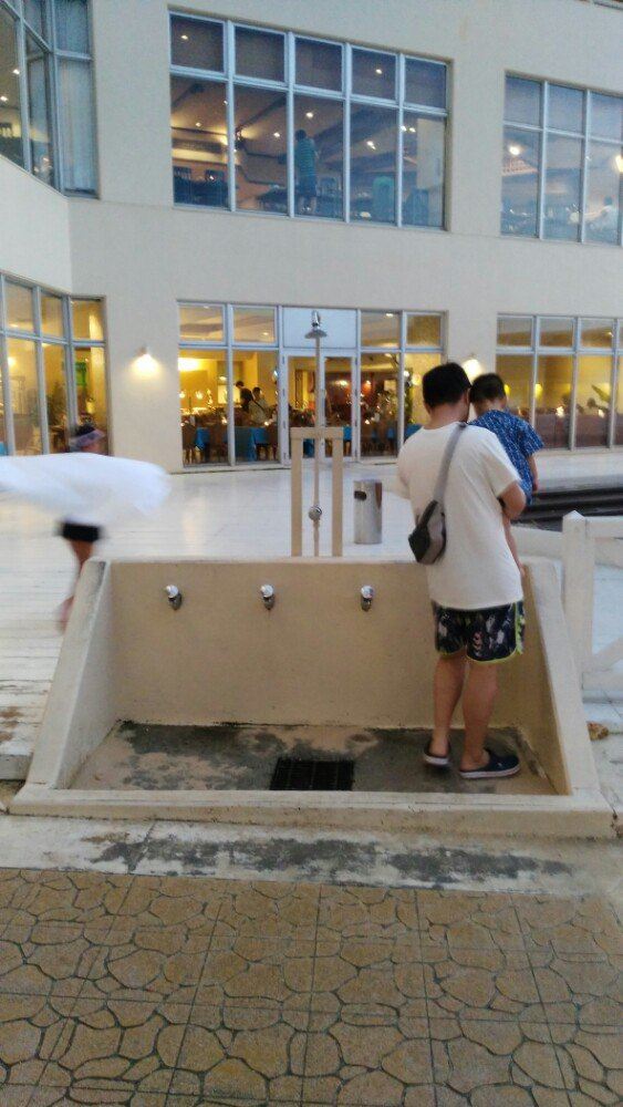 沙滩上提供冲脚的地方,很方便