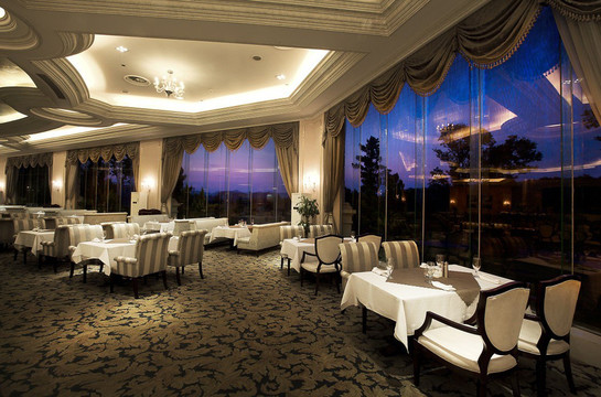 咸宁首家挂牌五星级酒店,餐厅高端大气,适合商务度假的客人来体验