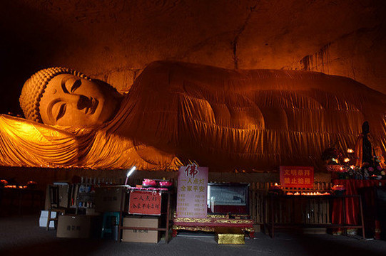 双林石窟上有一处寺庙,造有亚洲第一卧佛,始建于2003年.