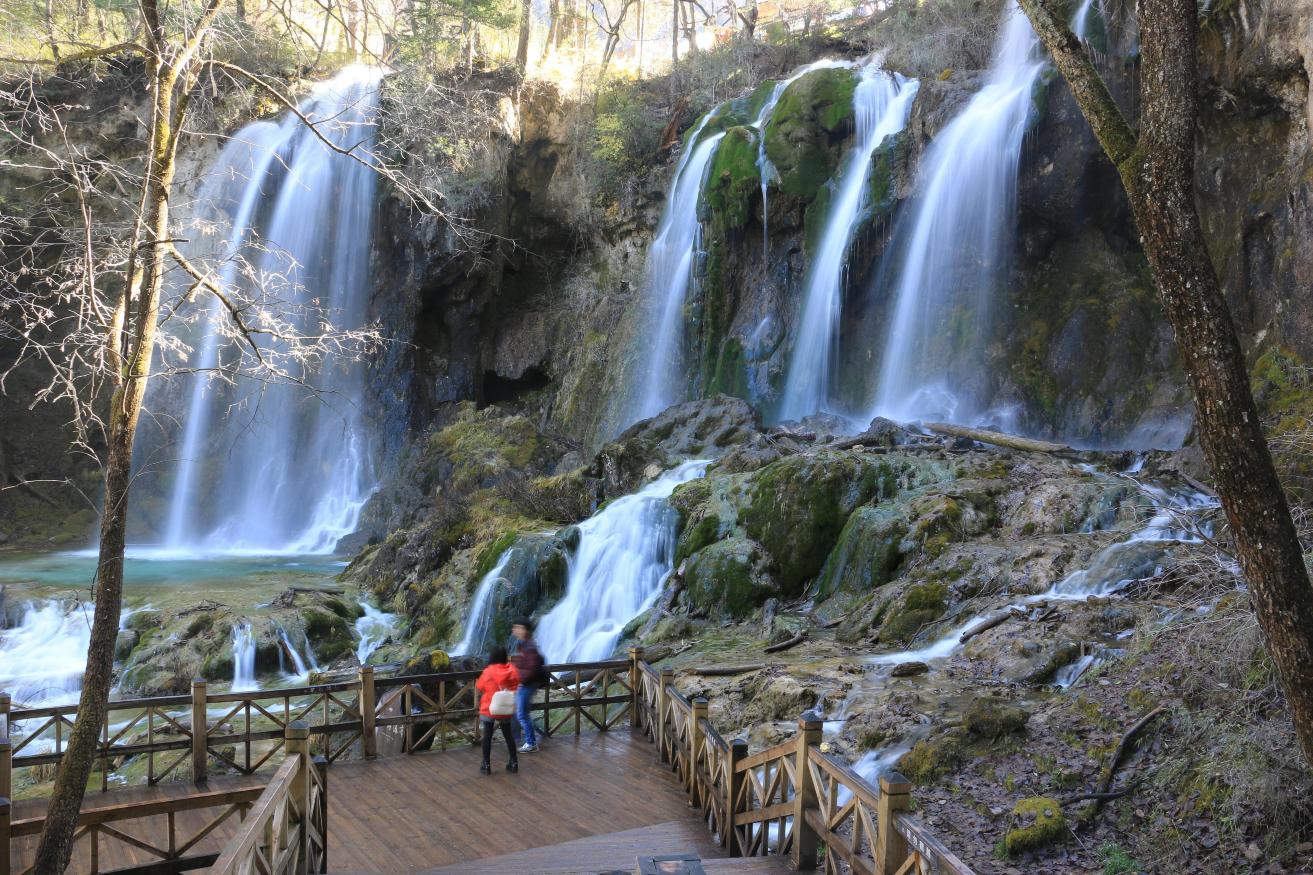 用慢快门拍摄的照片,瀑布有了丝质般的美感. 熊猫海