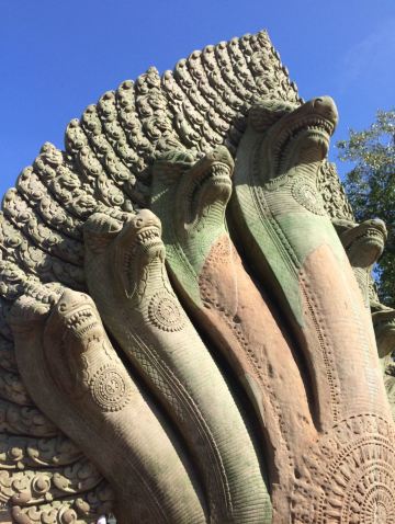 引道入口处的七头蛇神naga 吴哥窟