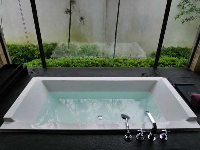 浴缸里放出来的水是淡绿色,应该有消毒处理